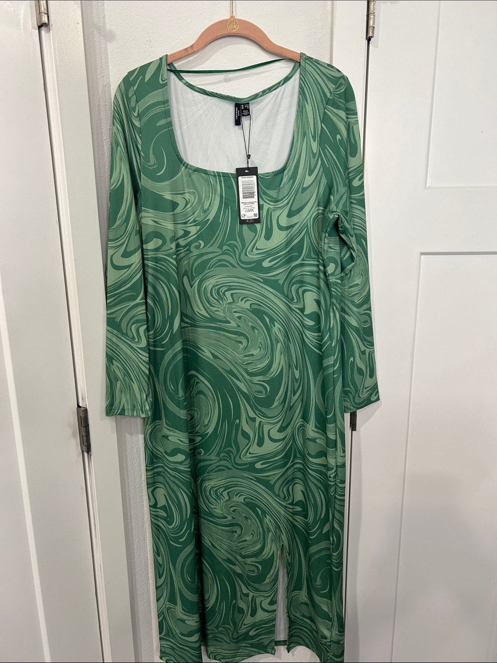 Vero Moda women’s Green curvy Swirl Long Sleeve Square Neck Dress.